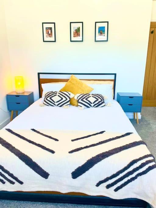 Modern Chic Summer Holiday Retreat. Newquay (Cornwall)